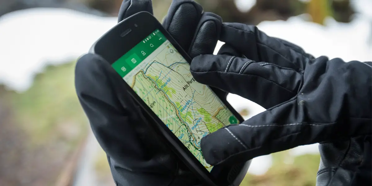 Die Bedienung des Smartphones mit Handschuhen ist draußen in der Wildnis vor allem bei Kälte mehr als wichtig