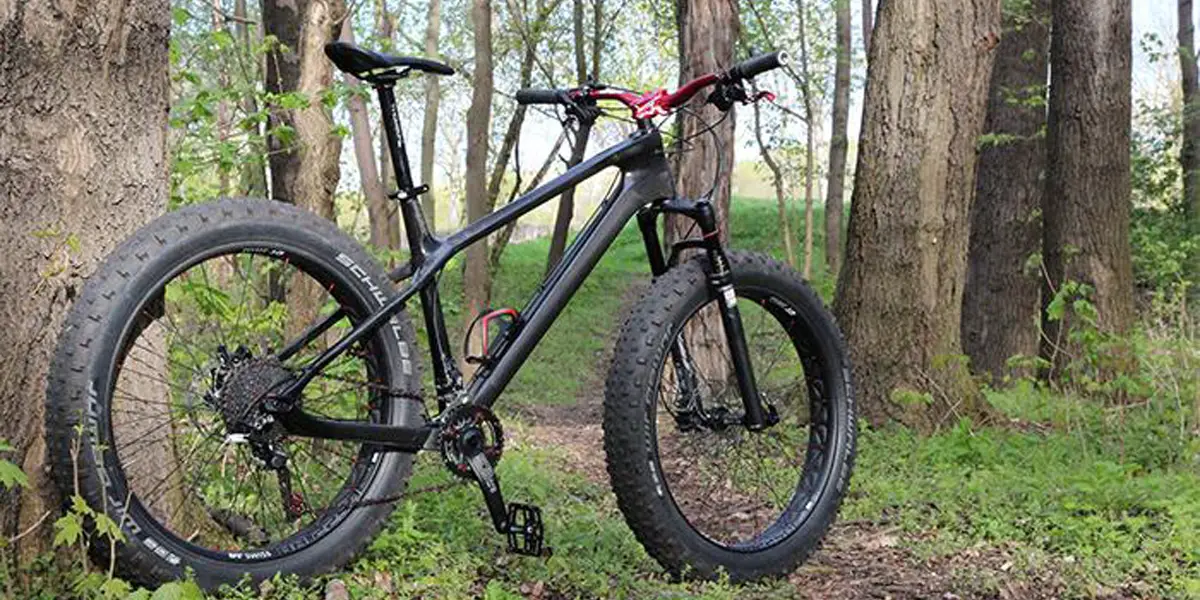 Das zugegeben nicht ganz unauffällige Geheimnis des Fatbike liegt in der Breite der Reifen in Kombination mit extrem niedrigem Druck. So flowt das Fatbike über nahezu jeden Untergrund.