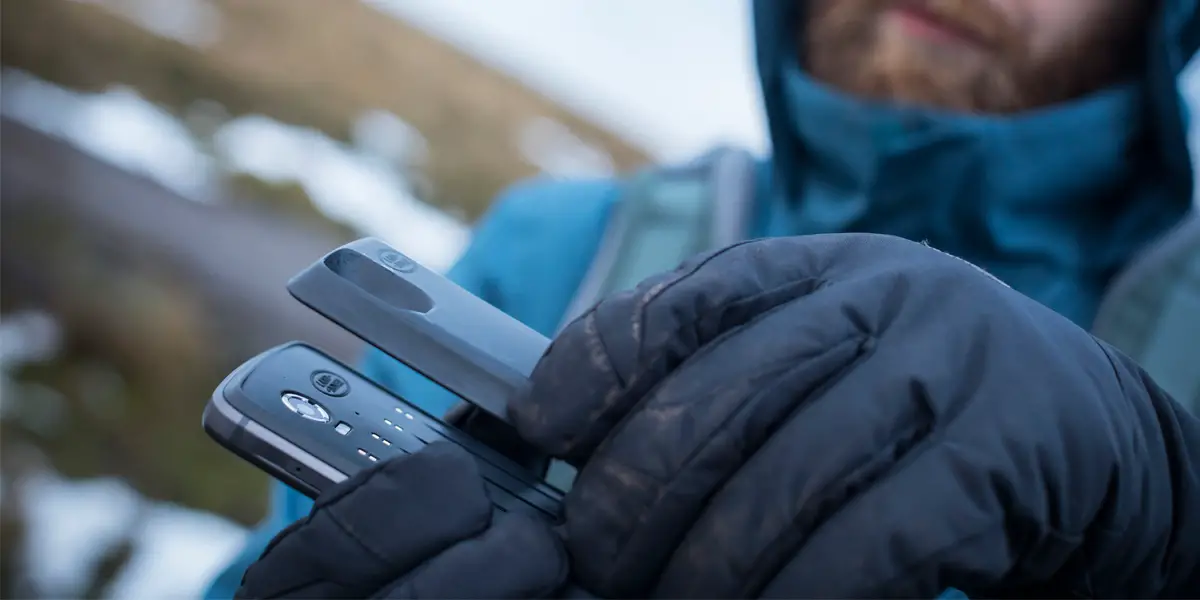 Das Land Rover Explore Outdoor Smartphone verfügt über eine erstklassige Akkuleistung - ein Zusatzakku wird einfach per Magnet angedockt