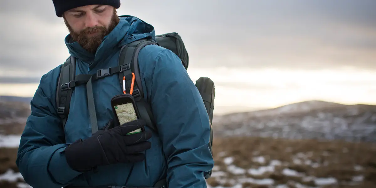 Immer am Mann und sofort griffbereit: Das Outdoor-Smartphone kann nicht nur viel ab, sondern es muss auch immer schnell erreichbar sein