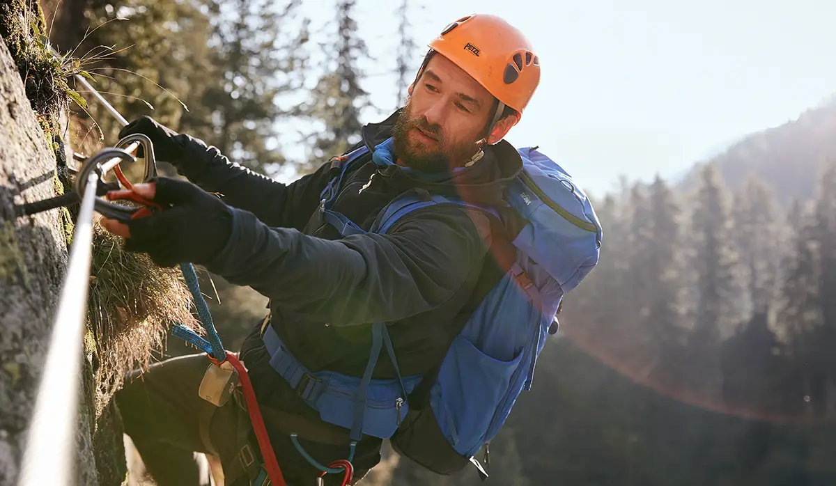 2_Der richtige Kletterhelm beschert dir Momente wie diese - doch dein Hirn darfst du nie ausschalten.-min