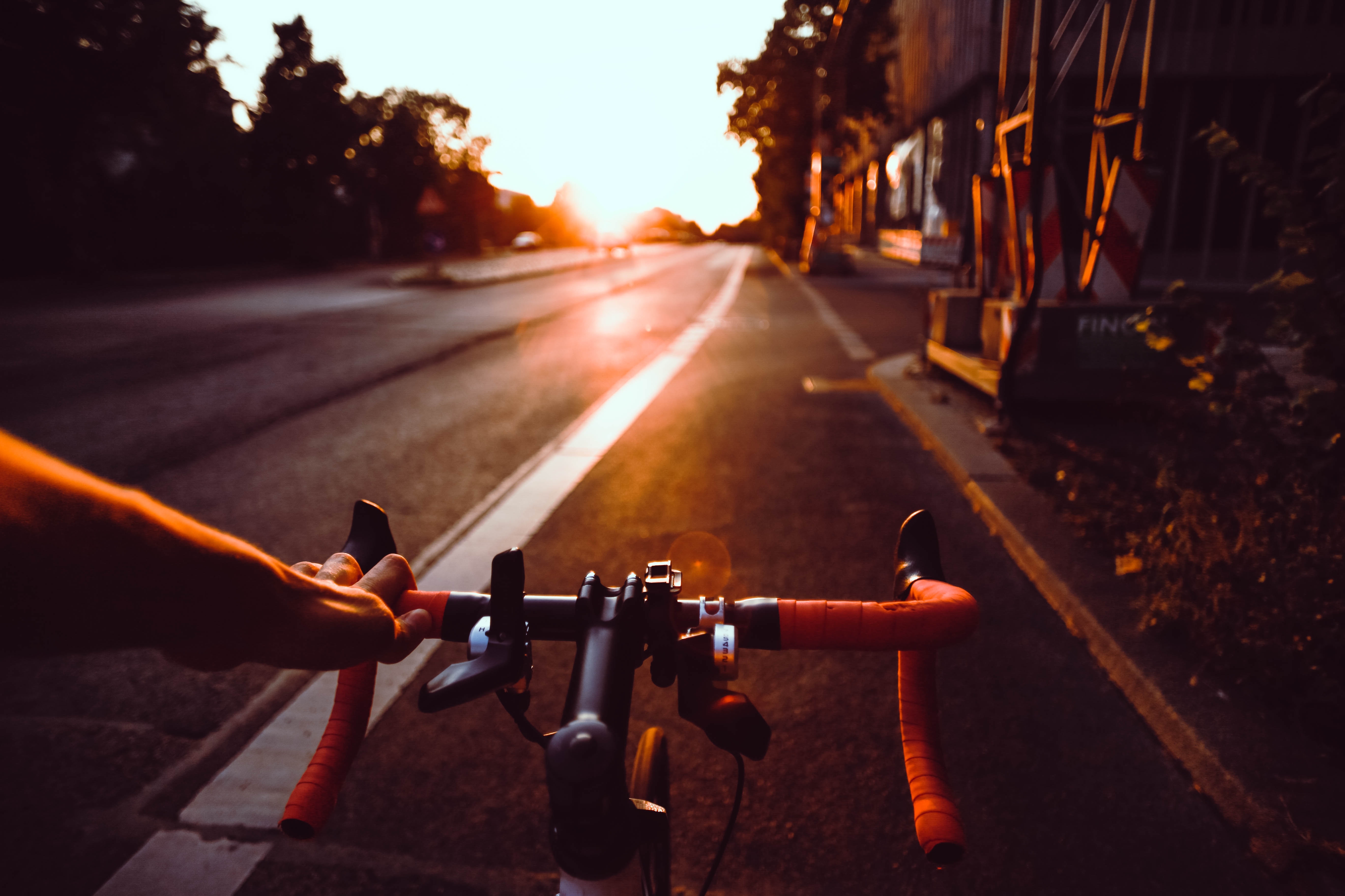 Immer einen kühlen Kopf behalten: Wer mit Helm fährt, fährt am sichersten. Foto: unsplash.com/Flo Karr