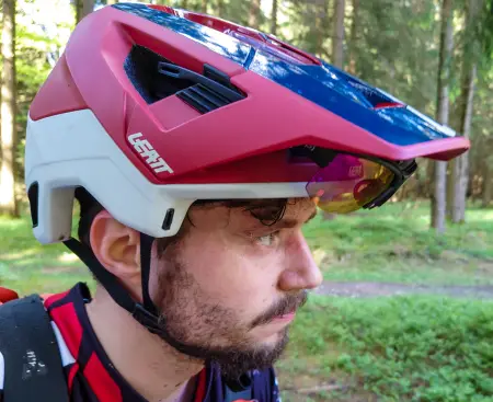 Brillenhalterung am Helm