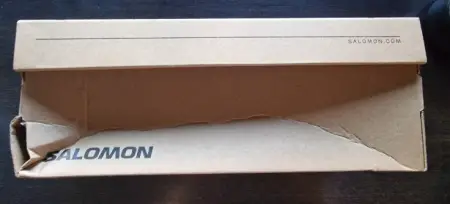 Der Schuhkarton war an einer Seite eingedrückt, zum Glück blieben die Schuhe unversehrt!