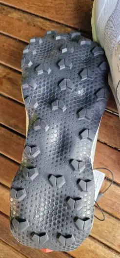 Das Profil der Schuhe ist nicht besonders tief und auch die Anzahl der Stollen ist geringer, als ich das bei Trailrunningschuhe gewohnt bin.
