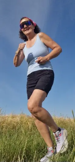 Mit 180cmund Schuhgröße 42 gehöre ich nicht gerade zu den kleinen Outdoorsportlerinnen. Salomon fällt relative klein aus. Das sollte man auf jeden Fall beachten. Ich habe mit 42 2/3 die richtige Wahl getroffen.