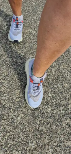 Der Schuh ist insgesamt etwas weiter geschnitten, so das der Fuss zwar viel Platz hat, dadurch besonders bei unebenem Gelände im Schuh ins "schwimmen" kommen kann.