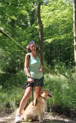 Im Sommer trage ich zum Wandern am liebsten Trailrunningschuhe, da sie leichter sind und besonders bei heißem Wetter angenehmer zu tragen sind.