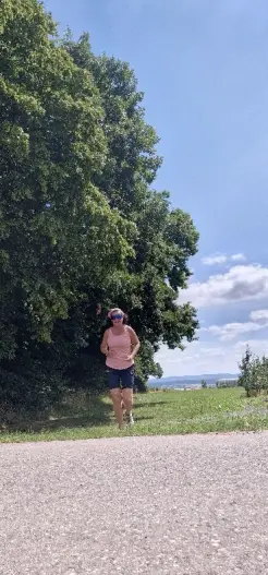 Der erste Lauf hat mir am Ende einen heftigen Muskelkater beschert, da ich es nicht gewohnt war, mit einer so hohen Sprengung zu laufen.