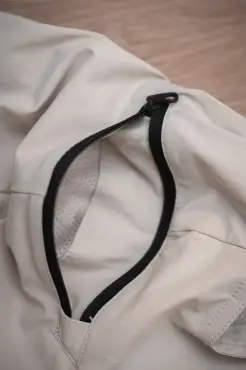 Reisverschlusstasche mit Mesh im Inneren
