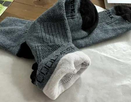 Detailaufnahme der Coolmesh Socken, dank der Beschriftung auch schnell im Schrank wieder zu finden