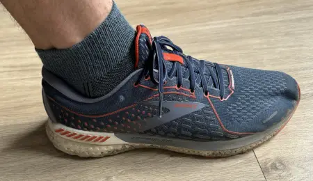 Socken in Laufschuhen.