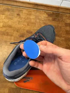 Klebepad vor dem Schuh.