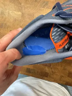 Klebepad eingeklebt.