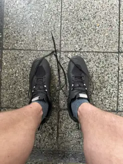 Socken in Rennradschuhen.