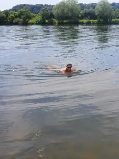 Man sieht jemanden der die Boje unterm Bauch klemmen hat