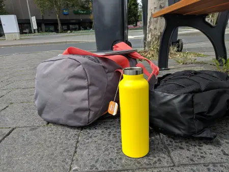 Offene Flasche am Bussteig