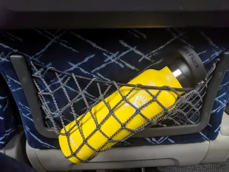 Flasche im Gepäcknetz
