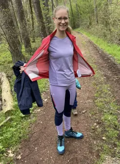 Fleecejacke mit komplettem Wanderoutfit