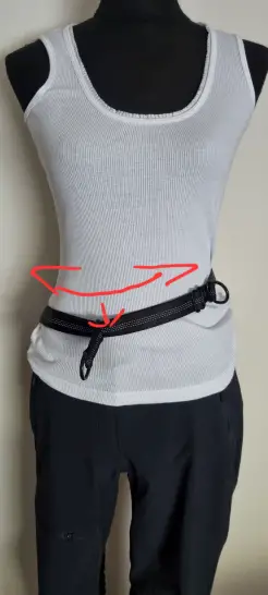 1. Öse mit flexiblem Lauf von einer zur anderen Seitenam Bauchgurt