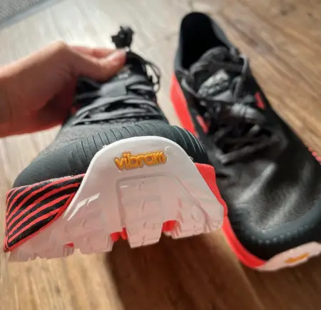 Vibram Logo auch vorn, nicht nur unten auf der Sohle
