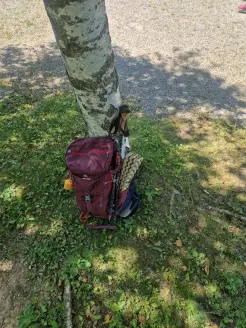Sitzkissen am Wanderrucksack verstaut.