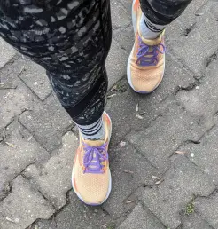 Man sieht die Schuhe von oben am Fuß