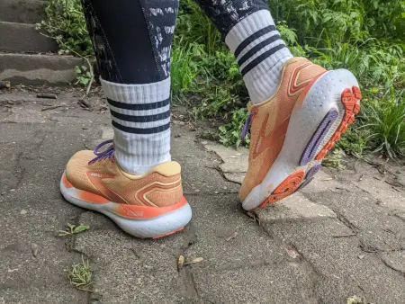 Man sieht die Dämpfung und den Schuh am Fuß