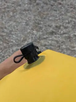 Man sieht die Verschlusskappe der Boje