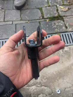 Man sieht wie die Schrauben und die Halterung zusammengesteckt werden