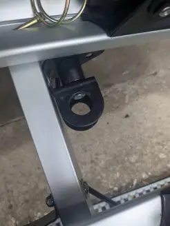 Man sieht das Anbauteil am Träger befestigt