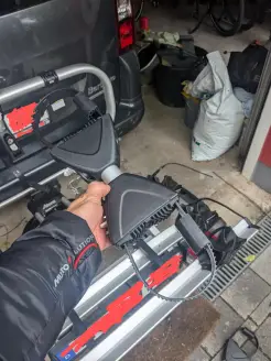 Man sieht den kleinen Abstandshalter mit zwei Ratschenköpfen
