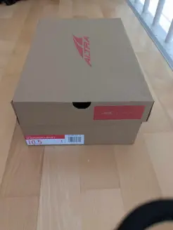 Man sieht den Schuhkarton mit Etikett