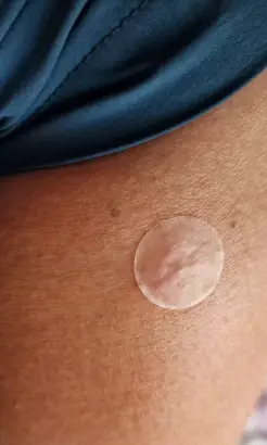 Der Geruch stört überhaupt nicht und ich würde ihn als dezent beschreiben.
