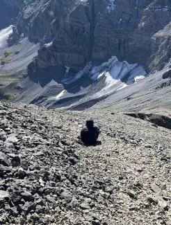Sitzend auf 300m Höhe in den steinigen Bergen der Schweiz.