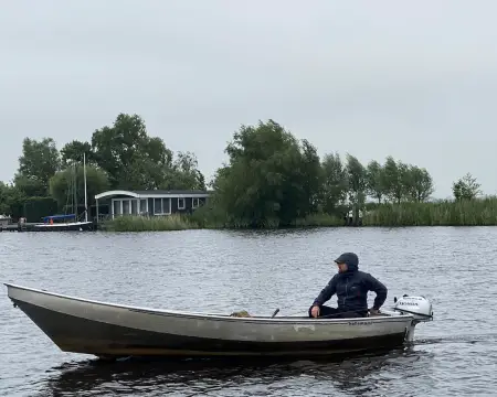 Grauer und sehr windiger Tag auf offenem See in den Niederlanden.