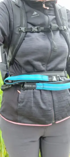Wenn der Hund die Freiheit genießt, kann man die Leine komplett an der Taille verstauen und hat sie blitzschnell wieder im Einsatz