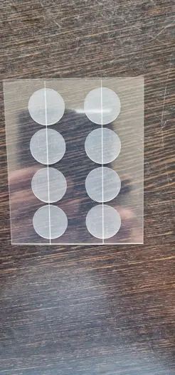 Alle drei Pflastergrößen befinden sich auf einem Plastikträger, der in der Mitte eine Trennung hat.